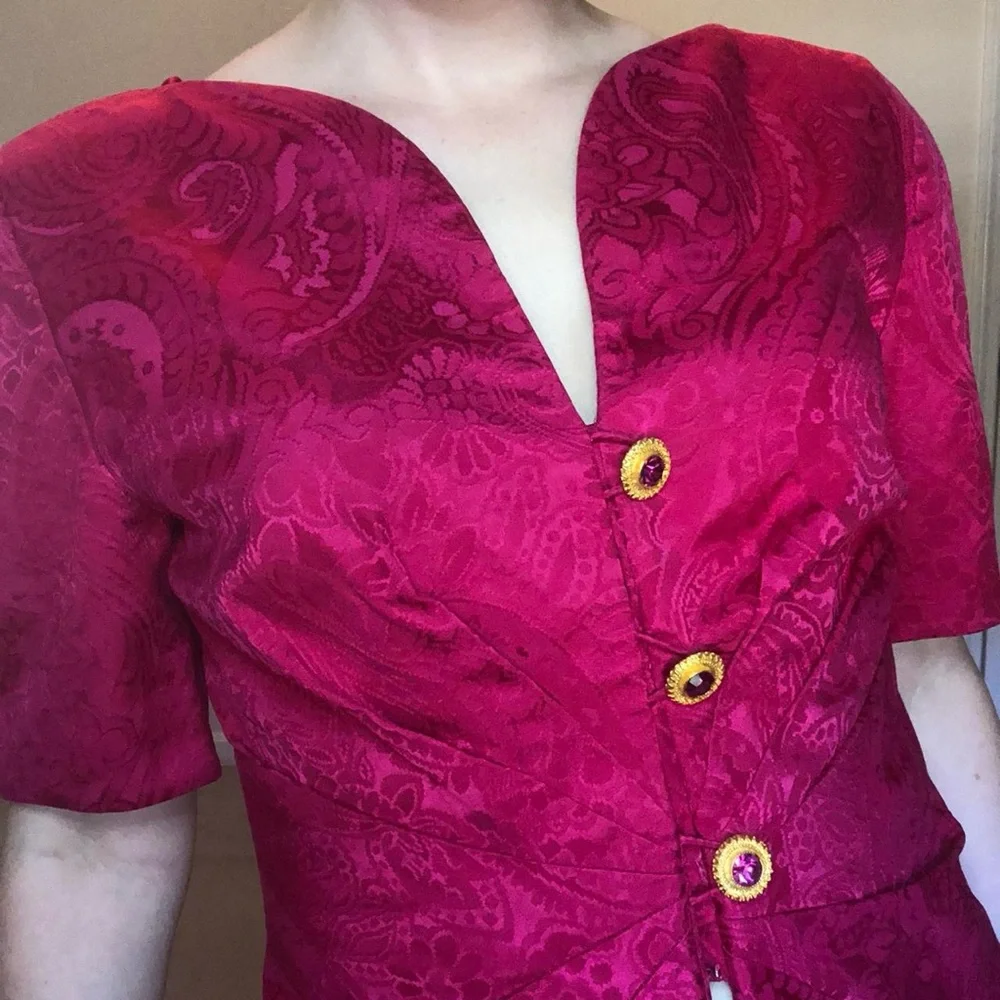Elegant Pink Dress with Button Detail - Picture 3 of 4
